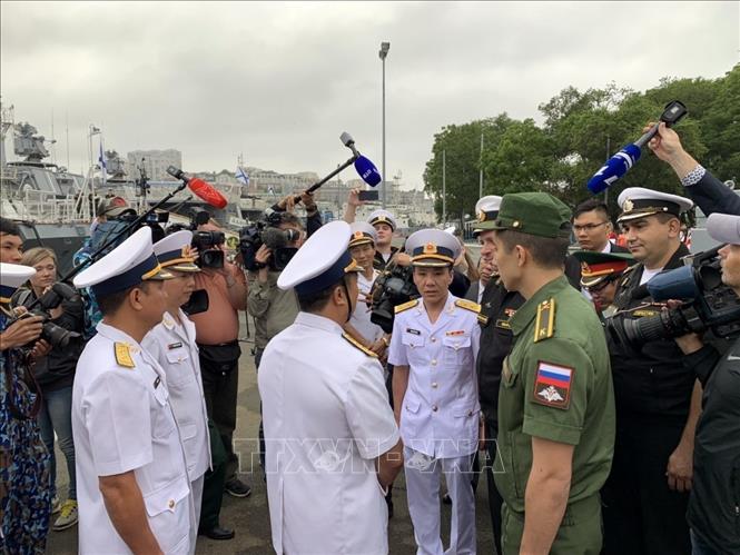 Photo: Russian press covers the arrival of Vietnamese navy frigate at Vladivostok port city. VNA Photo: Hồng Quân