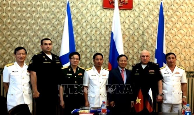 Photo: Vietnamese Ambassador in Russia Ngo Duc Manh, members of the Vietnam’s frigate 016-Quang Trung meets Captain 1st rank Aleksandr Shvarts, commander of missile ships no. 36 of the Russian Navy’s Pacific Fleet. VNA Photo: Hồng Quân