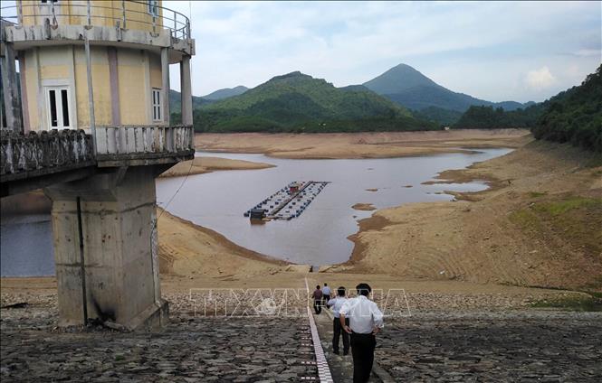 Trong ảnh: Hồ chứa nước Hòa Mỹ, thị xã Hương Trà (Thừa Thiện - Huế) cấp tưới cho gần 600 ha lúa đang ở dưới mực nước chết. Ảnh: Hồ Cầu-TTXVN


