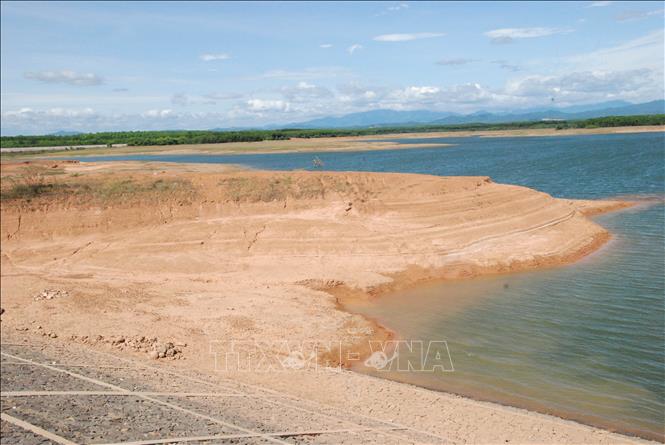 Trong ảnh: Hồ chứa nước La Ngà (Quảng Trị) chỉ còn đạt 19,1% dung tích thiết kế. Ảnh: Thanh Thủy-TTXVN

