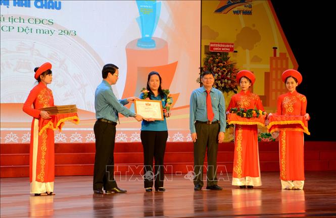 Phó Chủ tịch Tổng Liên đoàn Lao động Việt Nam Phan Văn Anh (thứ 3 từ phải sang) và Chủ tịch Liên đoàn Lao động thành phố Đà Nẵng Ngô Xuân Thắng (thứ 2 từ trái sang) trao “Giải thưởng 28 tháng 7” cho các Chủ tịch Công đoàn cơ sở tiêu biểu, xuất sắc năm 2019. Ảnh: Quốc Dũng – TTXVN