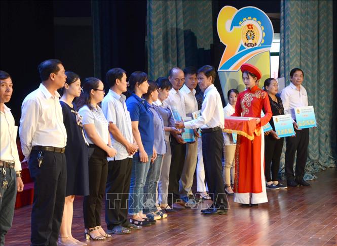 Liên đoàn Lao động thành phố Đà Nẵng trao 90 công trình “Mái ấm Công đoàn” cho các công nhân, lao động có hoàn cảnh khó khăn. Ảnh: Quốc Dũng – TTXVN