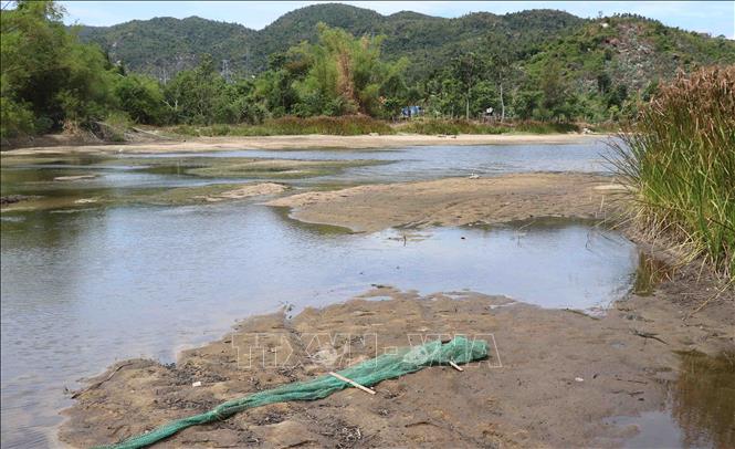 Trong ảnh: Nhiều sông, hồ, đã cạn kiệt nước. Ảnh: Phạm Cường-TTXVN