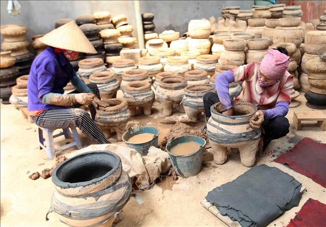 Trong ảnh: Lao động chế tác đồ đồng tại làng nghề đúc đồng Lộng Thượng, xã Đại Đồng, huyện Văn Lâm. Ảnh: Phạm Kiên - TTXVN