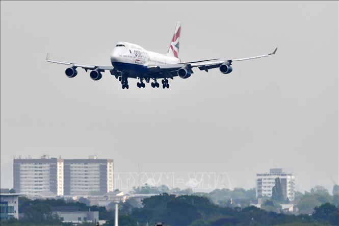 Trong ảnh: Máy bay của Hãng hàng không British Airways chuẩn bị hạ cánh xuống sân bay Heathrow ở London, Anh. Ảnh: AFP/TTXVN