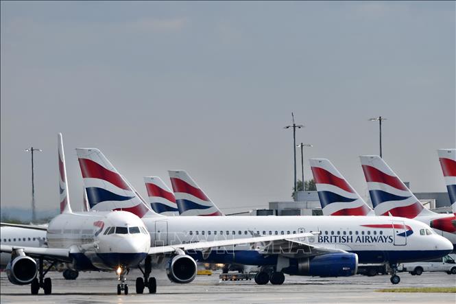 Trong ảnh: Máy bay của Hãng hàng không British Airways đỗ tại sân bay Heathrow ở London, Anh. Ảnh: AFP/TTXVN