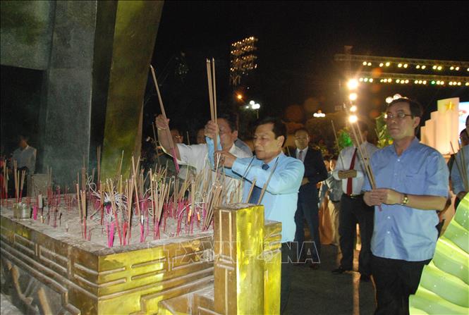 Trong ảnh: Đại diện lãnh đạo trung ương và địa phương đặt vòng hoa dâng hương tại khu khánh tiết của Nghĩa trang liệt sỹ Quốc gia Đường 9. Ảnh: Thanh Thủy-TTXVN