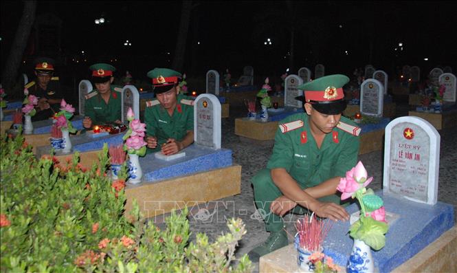 Trong ảnh: Hơn 800 đoàn viên, thanh niên thắp nến tri ân tại trên 10.700 ngôi mộ ở Nghĩa trang Liệt sỹ Quốc gia Đường 9. Ảnh: Thanh Thủy-TTXVN