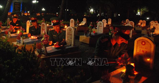 Trong ảnh: Hơn 800 đoàn viên, thanh niên thắp nến tri ân tại trên 10.700 ngôi mộ ở Nghĩa trang Liệt sỹ Quốc gia Đường 9. Ảnh: Thanh Thủy-TTXVN