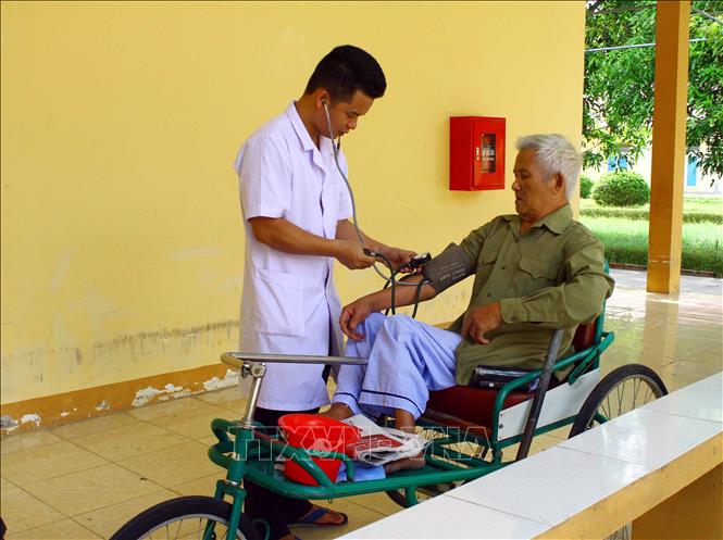 Trong ảnh: Hàng ngày cán bộ, nhân viên y tế luôn ân cần, tận tụy trong chăm sóc, điều trị cho các thương bệnh binh tại Trung tâm Điều dưỡng thương binh Nghệ An.  Ảnh: Tá Chuyên – TTXVN
