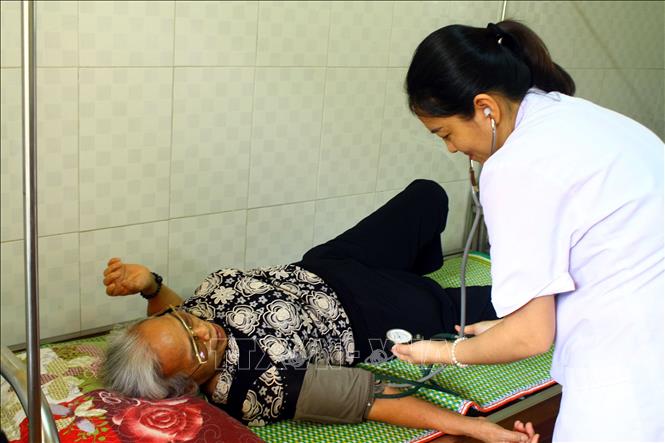 Trong ảnh: Hàng ngày cán bộ, nhân viên y tế luôn ân cần, tận tụy trong chăm sóc, điều trị cho các thương bệnh binh tại Trung tâm Điều dưỡng thương binh Nghệ An.  Ảnh: Tá Chuyên – TTXVN