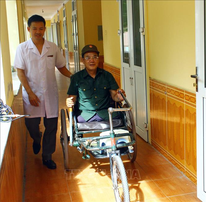 Trong ảnh: Hàng ngày cán bộ, nhân viên y tế luôn ân cần, tận tụy trong chăm sóc, điều trị cho các thương bệnh binh tại Trung tâm Điều dưỡng thương binh Nghệ An.  Ảnh: Tá Chuyên – TTXVN