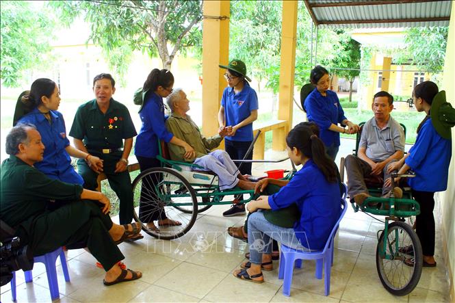 Trong ảnh: Trong tháng 7, nhằm tri ân những đóng góp của thế hệ cha ông đi trước, Đội sinh viên tình nguyện trường Đại học Y khoa Vinh đã tổ chức các hoạt động tình nguyện, thăm hỏi, động viên các thương bệnh binh tại Trung tâm Điều dưỡng thương binh Nghệ.  Ảnh: Tá Chuyên – TTXVN