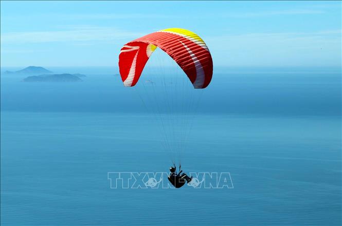 Trong ảnh: Các vận động viên biểu diễn lượn dù sau khi xuất phát. Ảnh: Trần Lê Lâm - TTXVN 