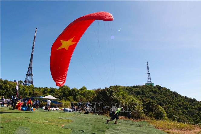 Trong ảnh: Vận động viên xuất phát lượn dù tại bãi bay trên bán đảo Sơn Trà (Đà Nẵng). Ảnh: Trần Lê Lâm - TTXVN 