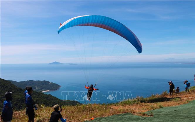 Trong ảnh: Các vận động viên biểu diễn lượn dù sau khi xuất phát. Ảnh: Trần Lê Lâm - TTXVN 