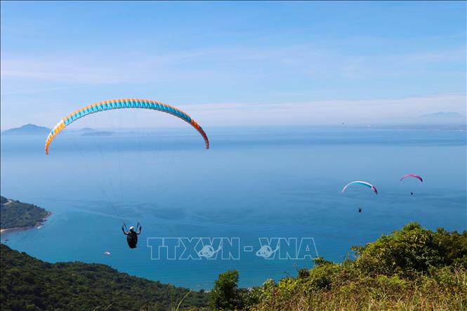 Trong ảnh: Các vận động viên biểu diễn lượn dù sau khi xuất phát. Ảnh: Trần Lê Lâm - TTXVN 