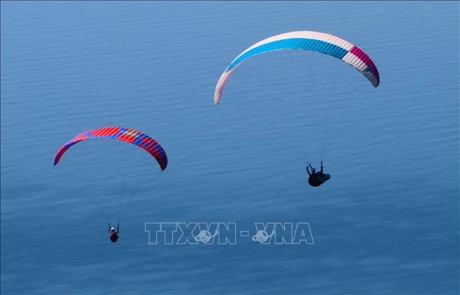 Trong ảnh: Các vận động viên biểu diễn lượn dù sau khi xuất phát. Ảnh: Trần Lê Lâm - TTXVN 