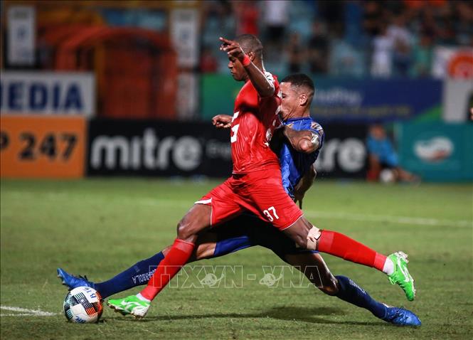Trong ảnh: Pha cản phá của hậu vệ Quảng Nam FC trước pha băng xuống tốc độ của tiền đạo Bruno Cunha (37) phía Viettel. Ảnh: Trọng Đạt - TTXVN