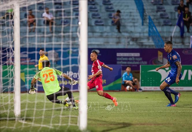Trong ảnh: Một pha băng xuống phá bẫy việt vị uy hiếp khung thành thủ môn Quảng Nam FC, Phạm Văn Cường của tiền vệ Trọng Hoàng. Ảnh: Trọng Đạt - TTXVN