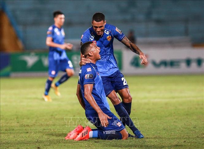 Trong ảnh: Cầu thủ Rodrigo Da Silva Dias (11) ăn mừng sau khi ghi bằng gỡ hoà cho Quảng Nam FC