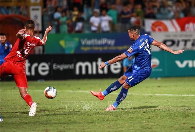 Trong ảnh: Cú sút thành bàn gỡ hoà cho Quảng Nam FC của cầu thủ Rodrigo Da Silva Dias (11). Ảnh: Trọng Đạt - TTXVN