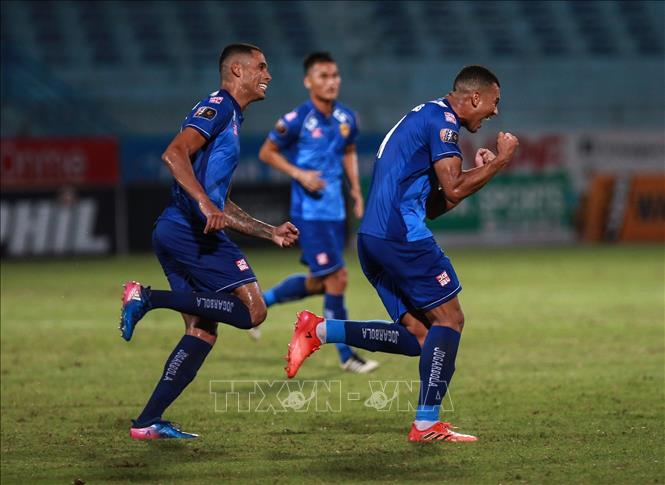 Trong ảnh: Cầu thủ Rodrigo Da Silva Dias (11) ăn mừng sau khi ghi bằng gỡ hoà cho Quảng Nam FC. Ảnh: Trọng Đạt - TTXVN