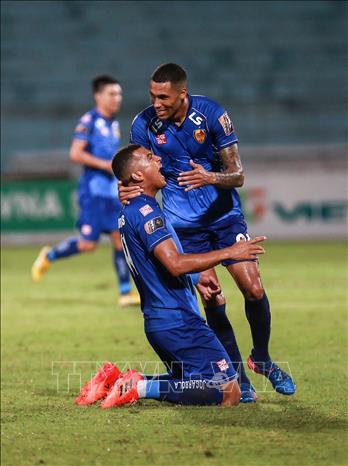 Trong ảnh: Cầu thủ Rodrigo Da Silva Dias (11) ăn mừng sau khi ghi bằng gỡ hoà cho Quảng Nam FC. Ảnh: Trọng Đạt - TTXVN