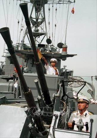 Trong ảnh: Đề cao cảnh giác, theo dõi nắm chắc tình hình trên biển, dự báo đúng tình hình, chiến sĩ Tàu pháo đoàn M72 thường xuyên luyện tập sẵn sàng chiến đấu, quyết tâm tiêu diệt mục tiêu ngay từ loạt đạn đầu. Ảnh: Xuân Quang-TTXVN