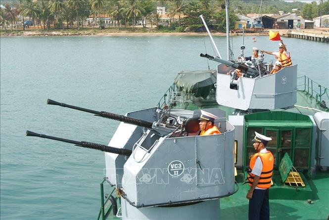 Được trang bị, vũ khí chiến đấu đa dạng và hiện đại, Lữ đoàn 170 Vùng 1 Hải quân luôn sẵn sàng chiến đấu, chấp nhận hy sinh để bảo vệ vững chắc chủ quyền vùng biển, đảo Tổ quốc. Trong ảnh: Chiến sĩ tàu pháo HQ-53 Lữ đoàn 170 luyện tập tình huống báo động chiến đấu đối không. Ảnh: Trọng Đức - TTXVN