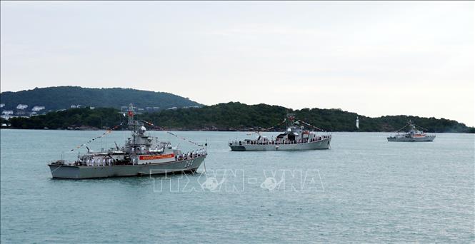 Trong ảnh: Tàu pháo tuần tra HQ-264 và HQ-265 thuộc lớp tàu pháo chiến đấu hiện đại Svetlyak của Nga, trang bị các loại vũ khí hiện đại, tự động hóa cao, được biên chế về Lữ đoàn 127 Vùng 5 Hải quân, thực hiện nhiệm vụ huấn luyện, tuần tiễu, quản lý, bảo vệ chủ quyền vùng biển, đảo Tây Nam của Tổ quốc. Ảnh: Lê Huy Hải – TTXVN