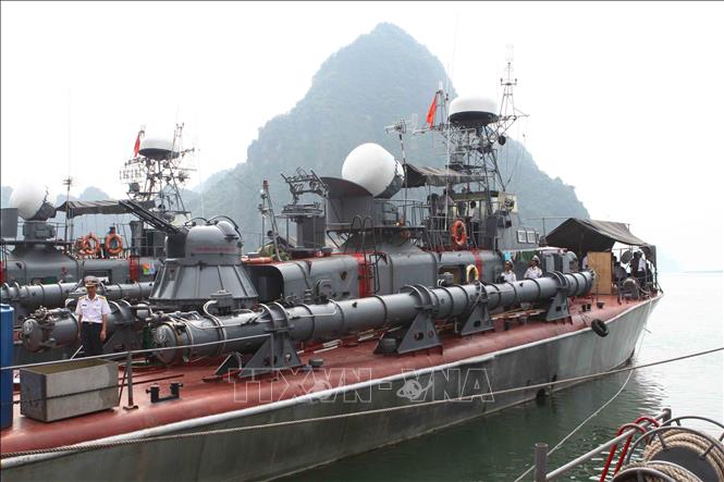 Trong ảnh: Tàu phóng lôi lớp Shershen được trang bị cho Lữ đoàn 170 Vùng 1 Hải quân sẵn sàng xuất kích khi có lệnh, hoàn thành xuất sắc nhiệm vụ tuần tiễu, bảo vệ chủ quyền biển, đảo của Tổ quốc. Ảnh: Trọng Đức - TTXVN