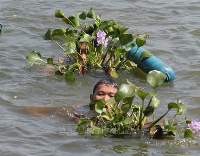 Trong ảnh: Chiến sỹ Lữ đoàn Đặc công Hải quân 126 không ngừng nâng cao chất lượng, huấn luyện làm chủ vũ khí, trang bị kỹ thuật; tập trung xây dựng lực lượng chính quy, hiện đại; huấn luyện theo hướng “tinh nhuệ, thiện chiến” và thực hiện tiêu chí 4 giỏi “Bơi, lặn giỏi; bắn súng giỏi; võ thuật giỏi và rèn luyện thể lực giỏi”. Ảnh: Trọng Đức - TTXVN 