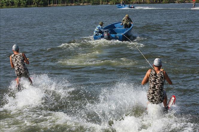 Trong ảnh: Chiến sỹ Lữ đoàn Đặc công Hải quân 126 không ngừng nâng cao chất lượng, huấn luyện làm chủ vũ khí, trang bị kỹ thuật; tập trung xây dựng lực lượng chính quy, hiện đại; huấn luyện theo hướng “tinh nhuệ, thiện chiến” và thực hiện tiêu chí 4 giỏi “Bơi, lặn giỏi; bắn súng giỏi; võ thuật giỏi và rèn luyện thể lực giỏi”. Ảnh: Trọng Đức - TTXVN 