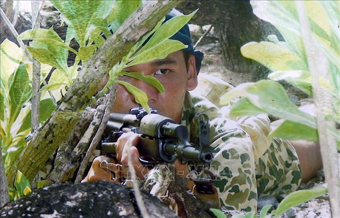 Trong ảnh: Phát huy truyền thống anh hùng, chiến sỹ Lữ đoàn Đặc công Hải quân 126 không ngừng nâng cao chất lượng, huấn luyện làm chủ vũ khí trang bị kỹ thuật; tập trung xây dựng lực lượng chính quy, hiện đại; huấn luyện theo hướng “tinh nhuệ, thiện chiến” và thực hiện tiêu chí 4 giỏi “Bơi, lặn giỏi; bắn súng giỏi; võ thuật giỏi và rèn luyện thể lực giỏi”. Ảnh: Trọng Đức - TTXVN