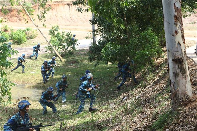 Thời gian qua, lực lượng Hải quân đánh bộ đã nhận được sự quan tâm, đầu tư hiện đại hóa trên nhiều mặt, đặc biệt là về vũ khí, khí tài phục vụ công tác huấn luyện, sẵn sàng chiến đấu để ngày càng thiện chiến hơn. Trong ảnh: Chiến sỹ Lữ đoàn Hải quân đánh bộ 147 luyện tập đổ bộ đánh chiếm mục tiêu. Ảnh: Trọng Đức - TTXVN