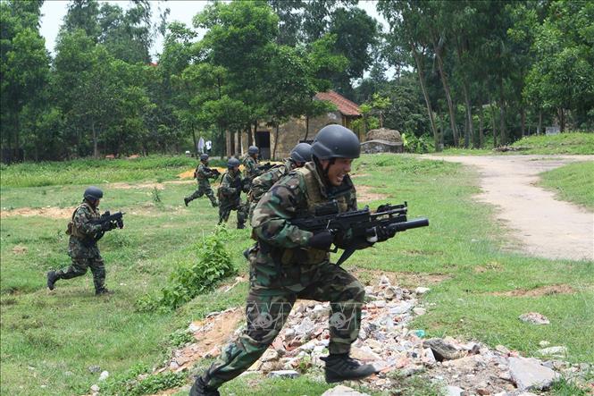 Hải quân đánh bộ đã nhận được sự quan tâm, đầu tư hiện đại hóa trên nhiều mặt, đặc biệt là về vũ khí, khí tài phục vụ công tác huấn luyện, sẵn sàng chiến đấu để ngày càng thiện chiến hơn. Trong ảnh: Hải quân đánh bộ sở hữu những vũ khí tinh nhuệ hàng đầu hiện nay, trong đó có súng trường tấn công tiêu chuẩn GTAR-21 với nòng dài, kèm súng phóng lựu kẹp nòng hiện đại T40 của Thổ Nhĩ Kỳ, được coi là khẩu súng trường tấn công tốt nhất hiện nay của Quân đội Việt Nam. Ảnh: Trọng Đức - TTXVN