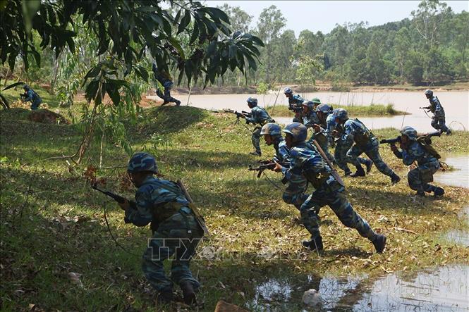 Thời gian qua, lực lượng Hải quân đánh bộ đã nhận được sự quan tâm, đầu tư hiện đại hóa trên nhiều mặt, đặc biệt là về vũ khí, khí tài phục vụ công tác huấn luyện, sẵn sàng chiến đấu để ngày càng thiện chiến hơn. Trong ảnh: Chiến sỹ Lữ đoàn Hải quân đánh bộ 147 luyện tập đổ bộ đánh chiếm mục tiêu. Ảnh: Trọng Đức - TTXVN