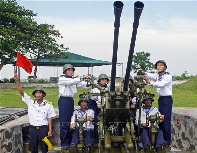 Hải quân đánh bộ là lực lượng chủ công trong hệ thống lực lượng phòng ngự bờ biển và hải đảo, là lực lượng tấn công đất liền quan trọng của quân chủng Hải quân. Thời gian qua, lực lượng này đã nhận được sự quan tâm, đầu tư hiện đại hóa trên nhiều mặt, đặc biệt là về vũ khí, khí tài phục vụ công tác huấn luyện, sẵn sàng chiến đấu và hiệp đồng chiến đấu để ngày càng thiện chiến hơn. Trong ảnh: Đại đội phòng không của Lữ đoàn 147 Hải quân đánh bộ luyện tập báo động cấp một tiêu diệt mục tiêu trên không. Ảnh: Trọng Đức - TTXVN