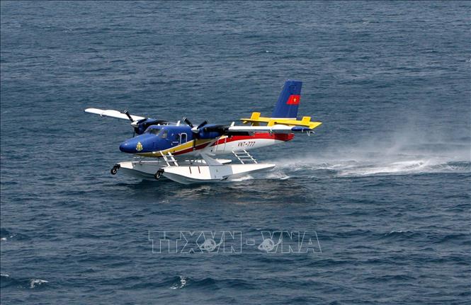 Lữ đoàn Không quân Hải quân 954 là một trong các lực lượng chủ lực của Hải quân Việt Nam, có nhiệm vụ tác chiến săn ngầm, vận tải quân sự, trinh sát, quan sát trên không, trên mặt đất, mặt nước, tìm kiếm cứu nạn trên biển, trên đất liền và cứu hộ, cứu nạn, phòng chống bão lụt. Trong ảnh: Thủy phi cơ DHC-6 của Lữ đoàn Không quân Hải quân 954 huấn luyện hạ cánh trên biển. Ảnh: Nguyễn Khang - TTXVN