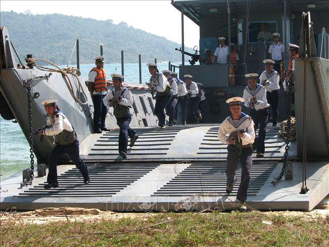 Hải quân đánh bộ là lực lượng chủ công trong hệ thống lực lượng phòng ngự bờ biển và hải đảo, là lực lượng tấn công đất liền quan trọng của quân chủng Hải quân. Thời gian qua, lực lượng này đã nhận được sự quan tâm, đầu tư hiện đại hóa trên nhiều mặt, đặc biệt là về vũ khí, khí tài phục vụ công tác huấn luyện, sẵn sàng chiến đấu và hiệp đồng chiến đấu để ngày càng thiện chiến hơn. Trong ảnh: Lực lượng Hải quân đánh bộ huấn luyện hiệp đồng đổ bộ lên đảo. Ảnh: Trọng Đức - TTXVN