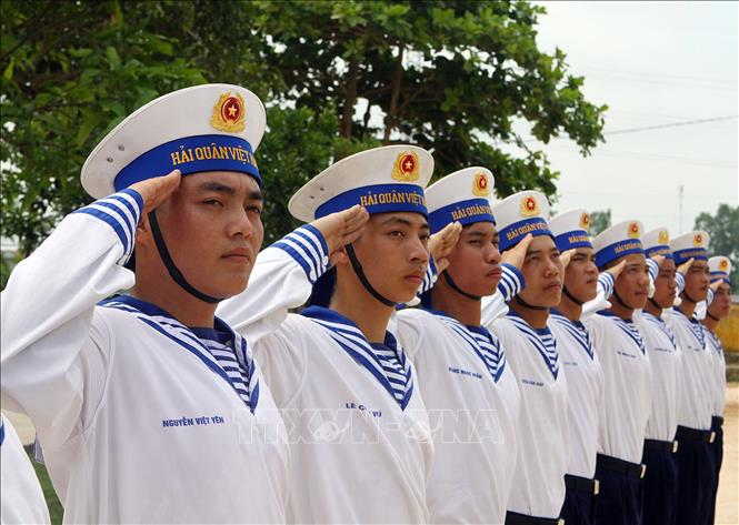 Xây dựng đội ngũ cán bộ, chiến sĩ có lòng trung thành tuyệt đối với Đảng, Tổ quốc và nhân dân, có bản lĩnh chính trị vững vàng, nhiệt tình, trách nhiệm, quyết tâm cao, gương mẫu, đoàn kết, kỷ luật, sẵn sàng chiến đấu hy sinh và chấp nhận hy sinh để bảo vệ Đảng, chế độ XHCN, thành quả cách mạng và chủ quyền biển, đảo, thềm lục địa của Tổ quốc. Trong ảnh: Các chiến sĩ tân binh Tiểu đoàn 158 Hải quân luyện tập điều lệnh. Ảnh: Trọng Đức - TTXVN