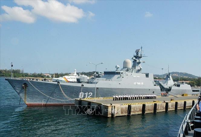 Hải quân Việt Nam được trang bị nhiều loại tàu chiến hiện đại, sức tấn công lớn, trong đó tiêu biểu là tàu hộ vệ tên lửa lớp Gepard 3.9 nổi tiếng mua của Nga được trang bị hệ thống vũ khí phòng vệ và tấn công hiện đại. Đây là loại tàu chiến lớn và hiện đại nhất mà Hải quân Việt Nam hiện đang sở hữu, với 4 tàu đã được biên chế cho Lữ đoàn 162 (Vùng 4 Hải quân). Trong ảnh: Tàu hộ vệ tên lửa HQ-012 Lý Thái Tổ - một trong 4 tàu chiến mặt nước lớn và hiện đại nhất của Hải quân Việt Nam hiện nay. Ngoài việc theo dõi, tìm kiếm và tiêu diệt các mục tiêu trên không, trên biển, chống ngầm và tích hợp hàng loạt vũ khí hiện đại, chiến hạm Gepard 3.9 còn có khả năng tàng hình. Ảnh: Tư liệu/TTXVN phát