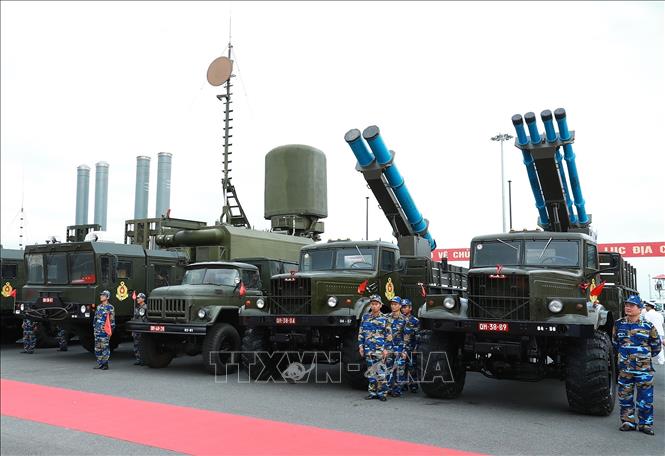Hải quân Việt Nam hiện sở hữu hệ thống tên lửa bờ K-300P Bastion-P siêu âm của Nga, có tầm bắn trên 300 km, tính cơ động cao và uy lực lớn, với đạn tên lửa P-35B tầm bắn rất xa; mang theo đầu đạn cỡ lớn, đủ sức đánh chìm những chiến hạm cỡ lớn (kể cả tàu sân bay); ngoài ra còn được trang bị đạn pháo phản lực dẫn đường EXTRA và Accular của Israel - loại vũ khí cực kỳ hiệu quả khi tiêu diệt các bến đổ bộ hay khu tập kết, kể cả tàu đổ bộ. Trong ảnh: Lực lượng Tên lửa bờ K-300P Bastion-P (bên trái) và đạn pháo phản lực dẫn đường EXTRA và Accular (bên phải) được trang bị cho hải quân Việt Nam. Ảnh: Thống Nhất - TTXVN