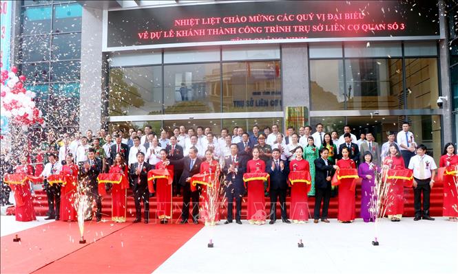 Trong ảnh: Cắt băng khánh thành trụ sở liên cơ quan số 3 tỉnh Quảng Ninh. Ảnh: Văn Đức - TTXVN 
