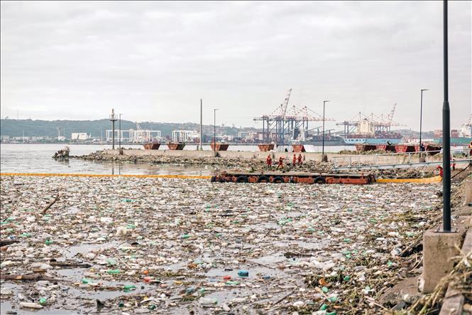 Trong ảnh: Thu dọn rác thải, chủ yếu là rác thải nhựa, tại cảng Durban, Nam Phi. Ảnh: TTXVN/phát

