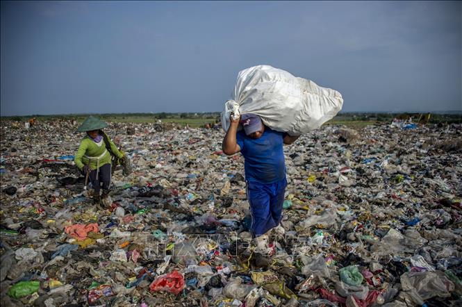 Trong ảnh: Một bãi rác thải ở Bekasi, Indonesia. Nhà chức trách Indonesia ngày 2/7/2019 cho biết hàng chục container chở rác sẽ được trả về các nước phát triển. Ảnh: TTXVN/phát