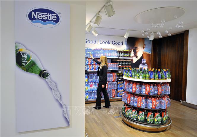 Trong ảnh: Sản phẩm nước đóng chai Perrier, Vittel và Contrex của “gã khổng lồ” kinh doanh thực phẩm Nestle tại Vevey, Thụy Sĩ. Ảnh: TTXVN

