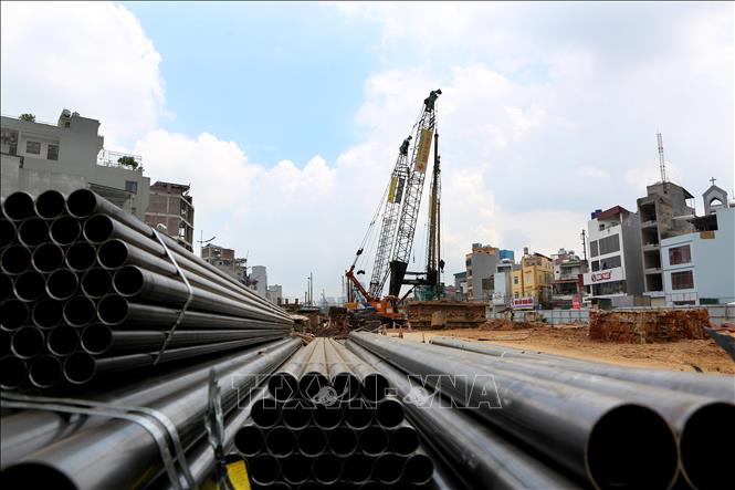 Trong ảnh: Gói thầu số 1 đoạn Mai Dịch - Cổ Nhuế dài 2,682 km, do Liên danh Công ty TNHH Xây dựng Sumitomo Mitsui và Công ty Cổ phần Tập đoàn CIENCO 4 thi công. Ảnh: Thành Đạt – TTXVN