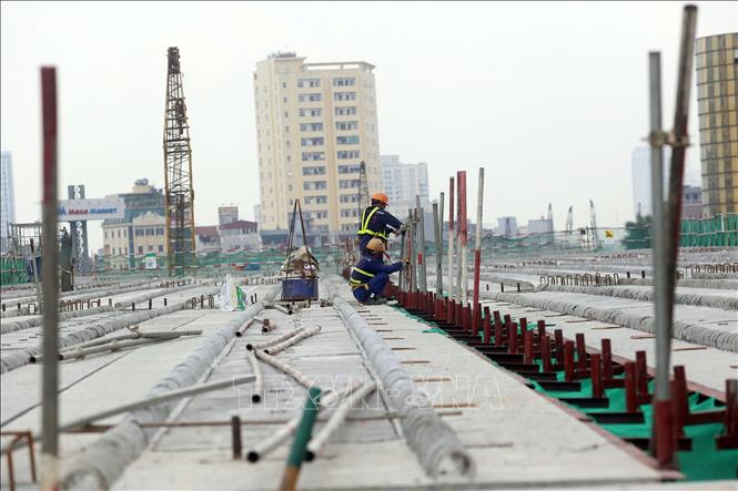 Trong ảnh: Thi công kết cấu phần trên mặt cầu cạn. Ảnh: Huy Hùng - TTXVN